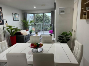 Immaculate 3 bd 2 bth apartment -Free Carpark & pool